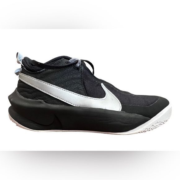 NIKE Team Hustle D 10 Big Kids Basketball Shoes in Black & Silver Boy's Size 6Y - Picture 1 of 4